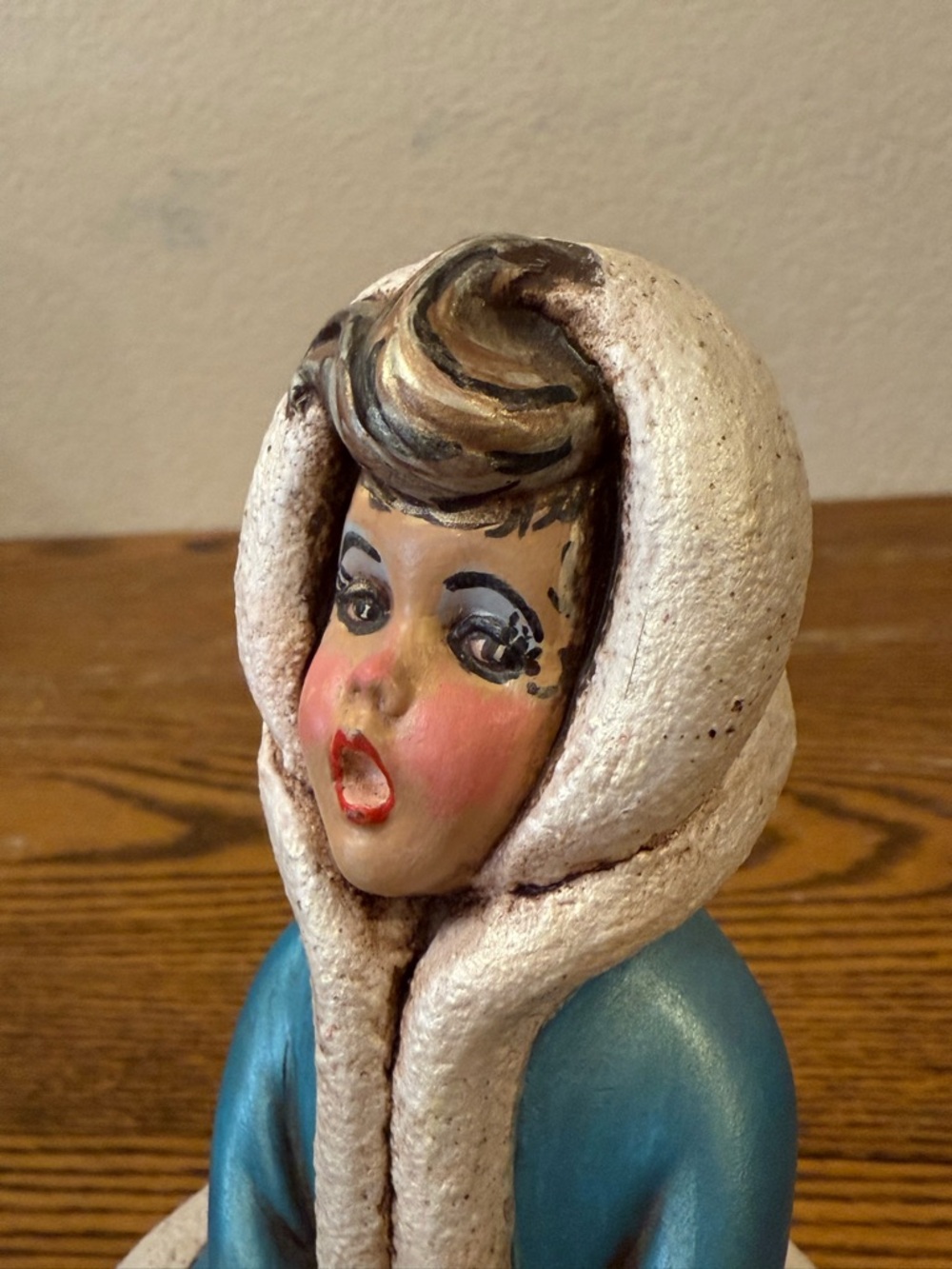 Vintage Atlantic Mold "Windswept Girl" Ceramic Caroler – Hand-Painted VTG WHIMSY - Picture 3 of 16